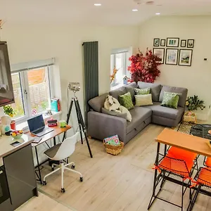  Apartment New Cosy & Secure - 2 Bed - Free Wifi - Modern & Functional United Kingdom